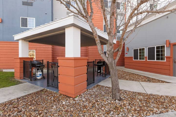 Hotel Exterior 41 of 48